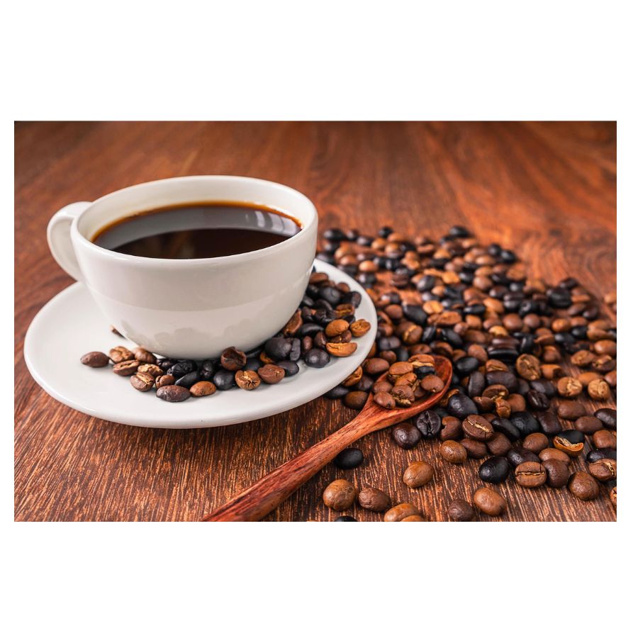 Xícara de café com grãos ao redor