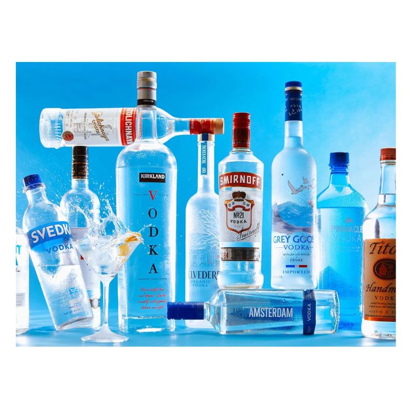 Garrafas de vodka em um balcão de bar