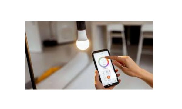 Lâmpada inteligente colorida em ambiente moderno