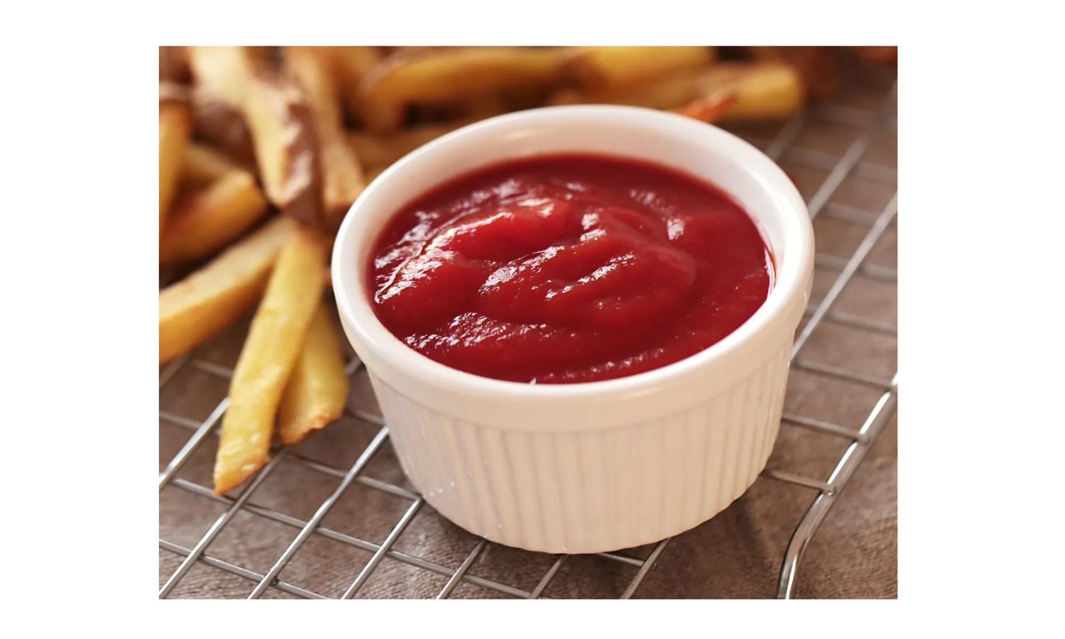 Ketchup em tigela com batatas fritas crocantes