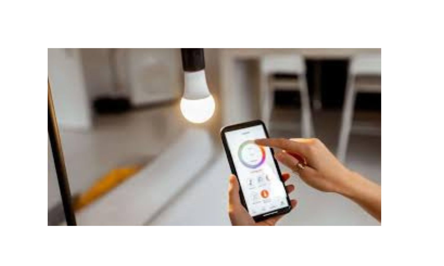 Lâmpadas inteligentes coloridas iluminando uma sala moderna