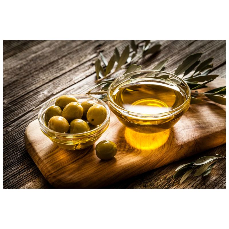 Garrafa de azeite sobre tábua