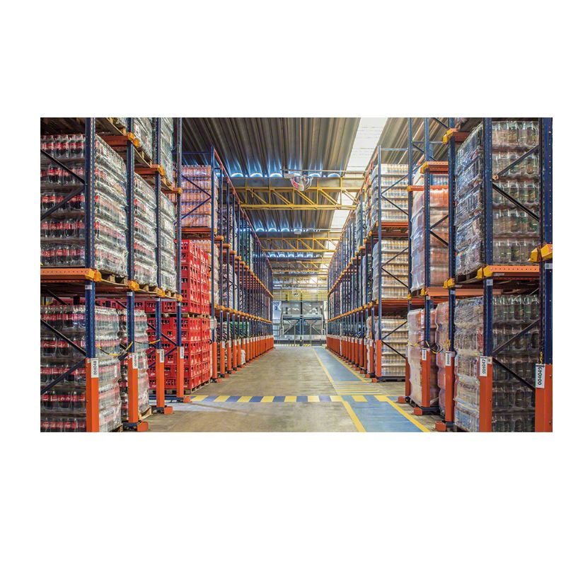 Latas de refrigerante sobre gelo